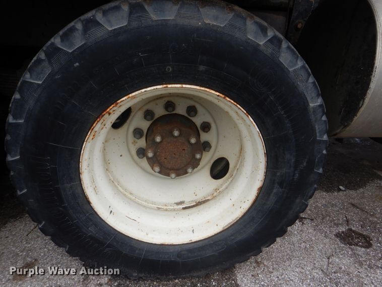 image for item DI2258 1994 Ford L8000 vacuum truck