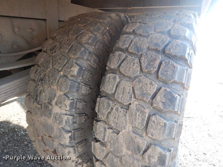 image for item DI2260 2011 Ford F350 Super Duty SuperCab flatbed pickup truck