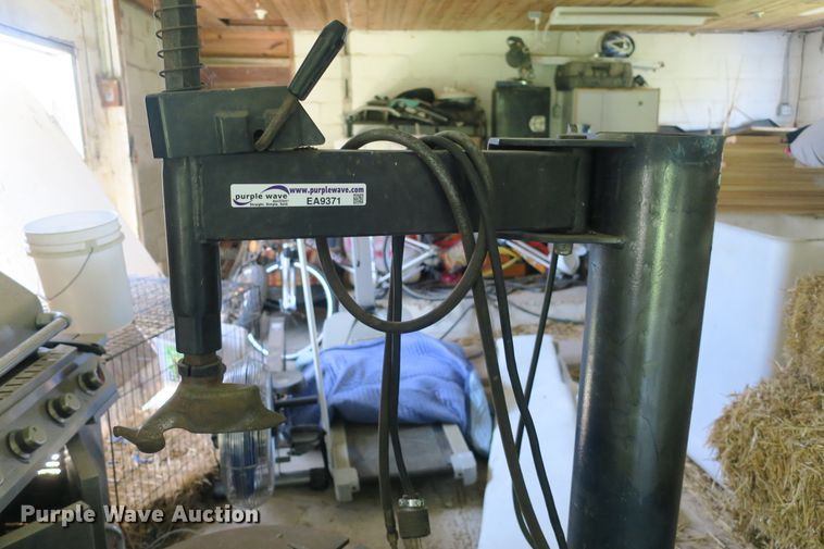 image for item EA9371 Monty 1510 tire changer