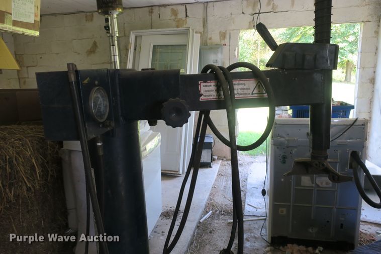 image for item EA9371 Monty 1510 tire changer