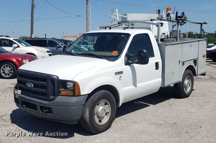 image for item ET9819 2006 Ford F350 Super Duty utility bed pickup truck