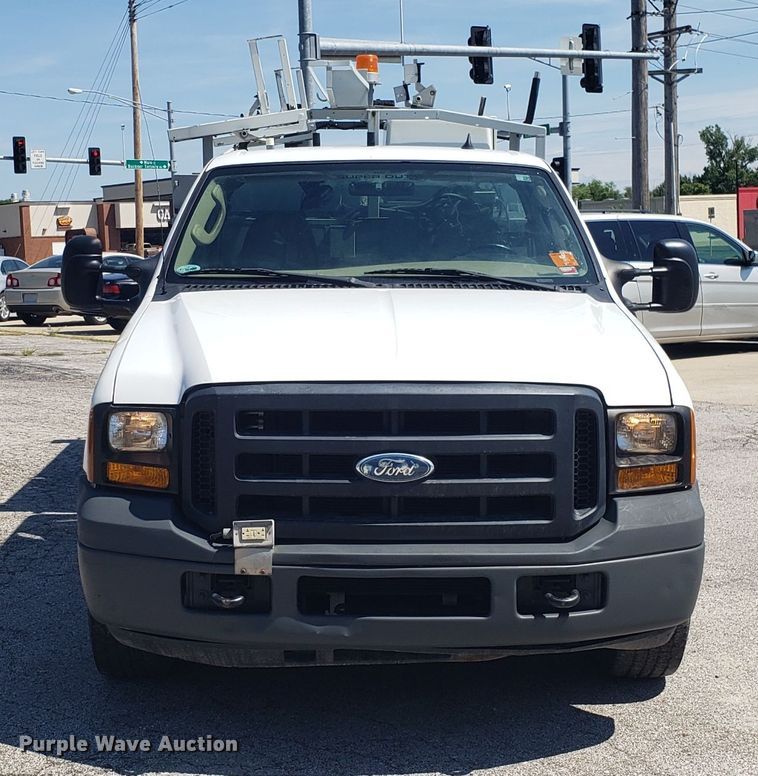 image for item ET9819 2006 Ford F350 Super Duty utility bed pickup truck