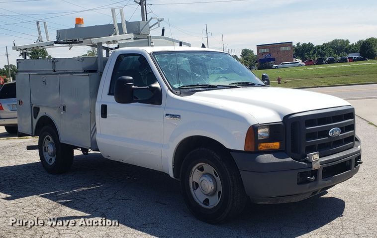 image for item ET9819 2006 Ford F350 Super Duty utility bed pickup truck