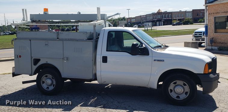 image for item ET9819 2006 Ford F350 Super Duty utility bed pickup truck