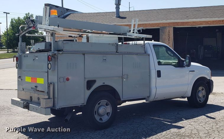 image for item ET9819 2006 Ford F350 Super Duty utility bed pickup truck