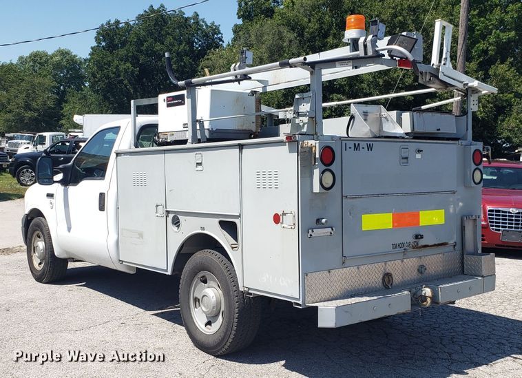 image for item ET9819 2006 Ford F350 Super Duty utility bed pickup truck