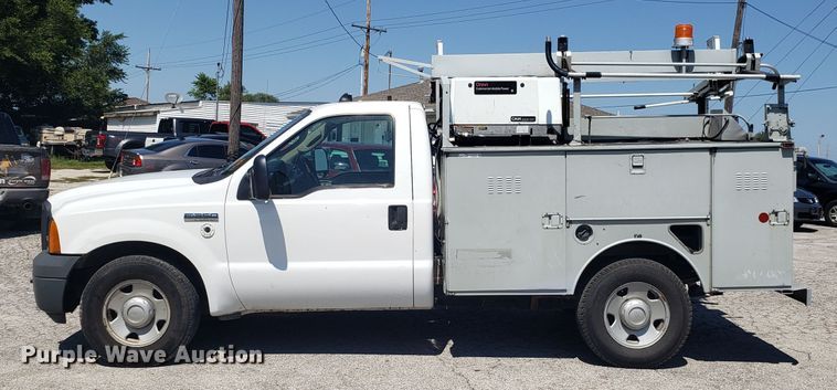 image for item ET9819 2006 Ford F350 Super Duty utility bed pickup truck