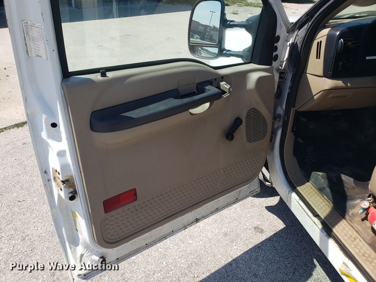 image for item ET9819 2006 Ford F350 Super Duty utility bed pickup truck