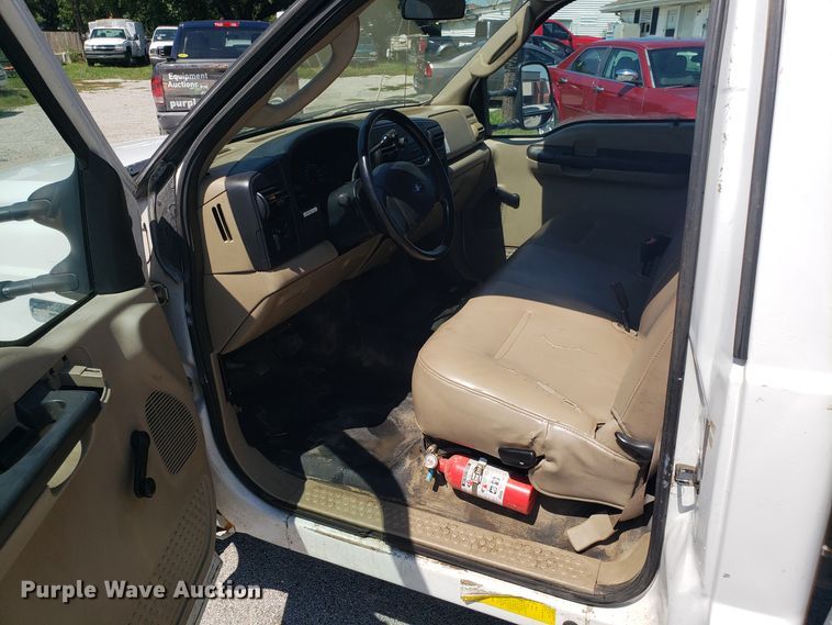 image for item ET9819 2006 Ford F350 Super Duty utility bed pickup truck