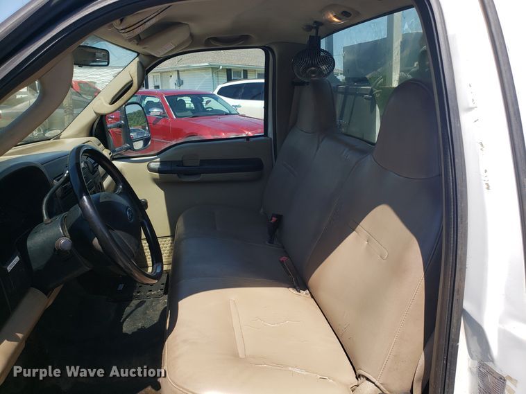 image for item ET9819 2006 Ford F350 Super Duty utility bed pickup truck