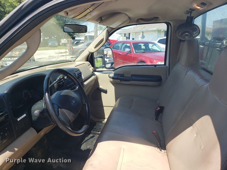 image for item ET9819 2006 Ford F350 Super Duty utility bed pickup truck