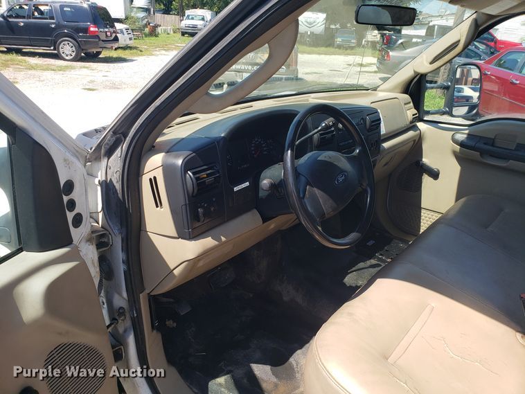 image for item ET9819 2006 Ford F350 Super Duty utility bed pickup truck