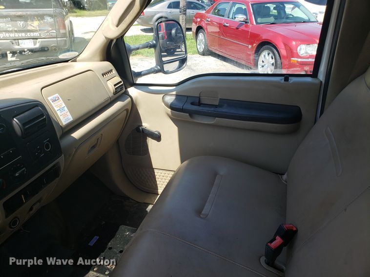 image for item ET9819 2006 Ford F350 Super Duty utility bed pickup truck