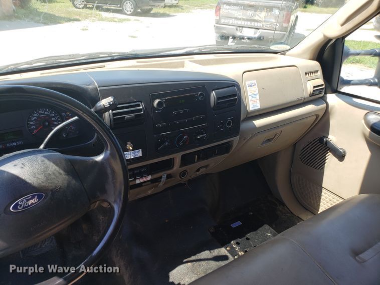 image for item ET9819 2006 Ford F350 Super Duty utility bed pickup truck