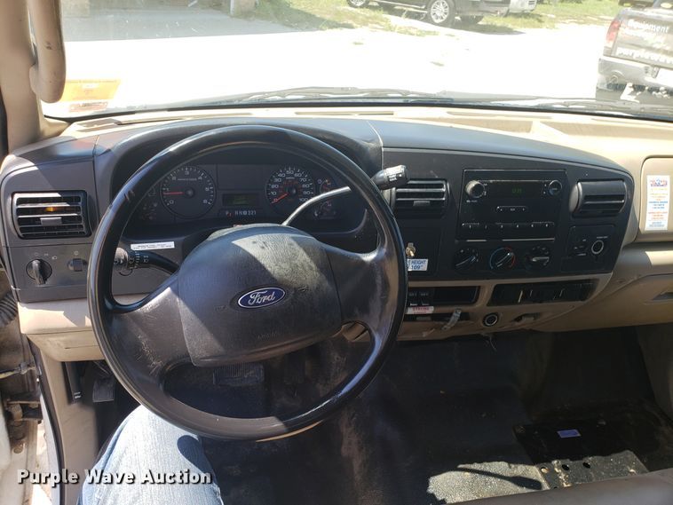 image for item ET9819 2006 Ford F350 Super Duty utility bed pickup truck