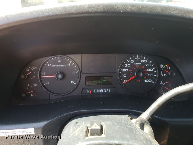 image for item ET9819 2006 Ford F350 Super Duty utility bed pickup truck