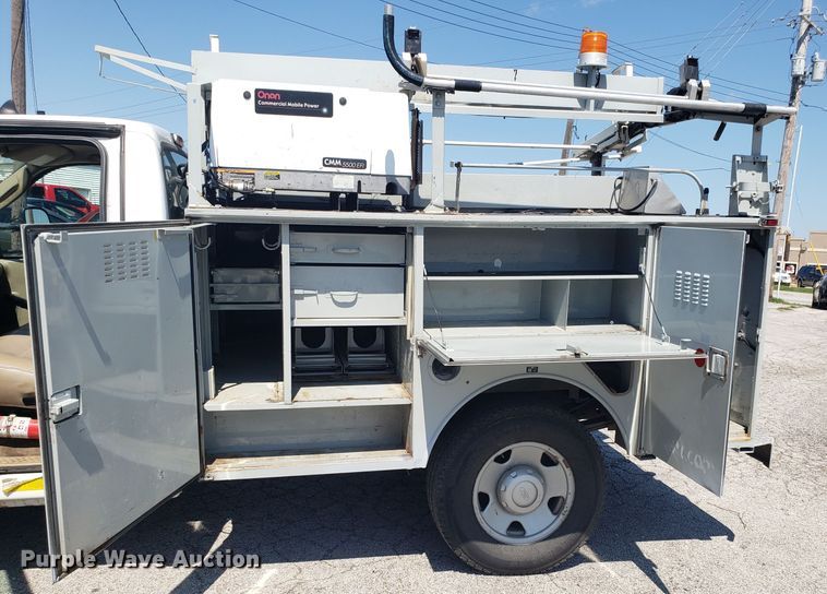 image for item ET9819 2006 Ford F350 Super Duty utility bed pickup truck