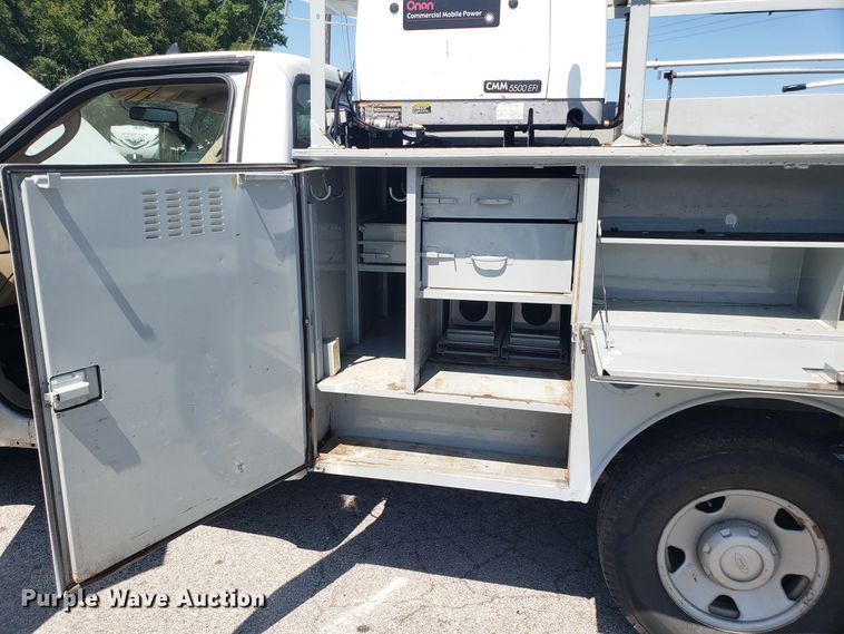 image for item ET9819 2006 Ford F350 Super Duty utility bed pickup truck