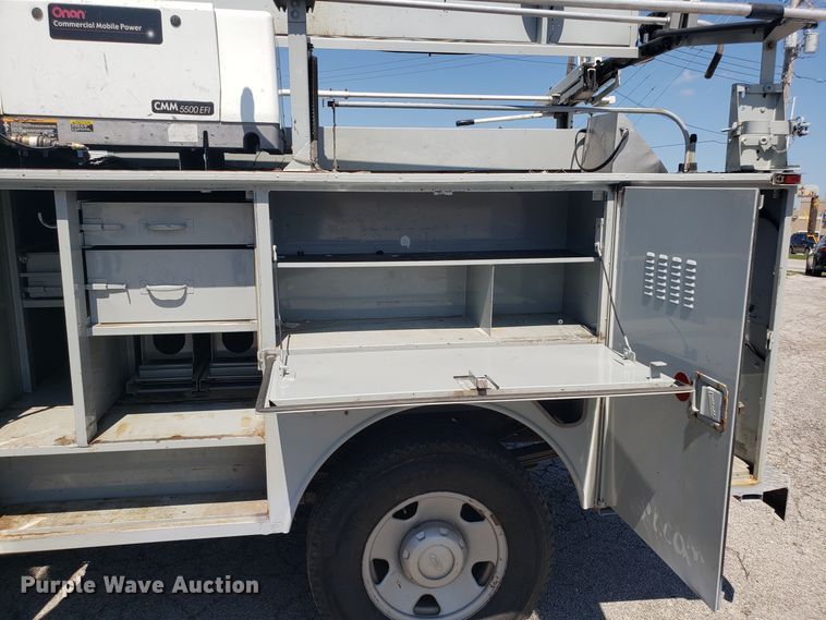 image for item ET9819 2006 Ford F350 Super Duty utility bed pickup truck