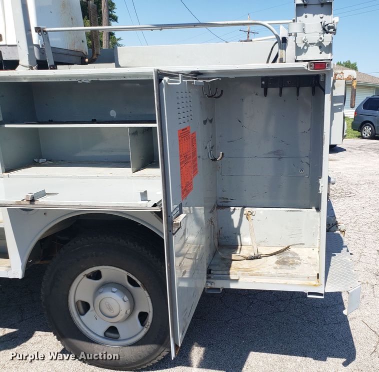 image for item ET9819 2006 Ford F350 Super Duty utility bed pickup truck