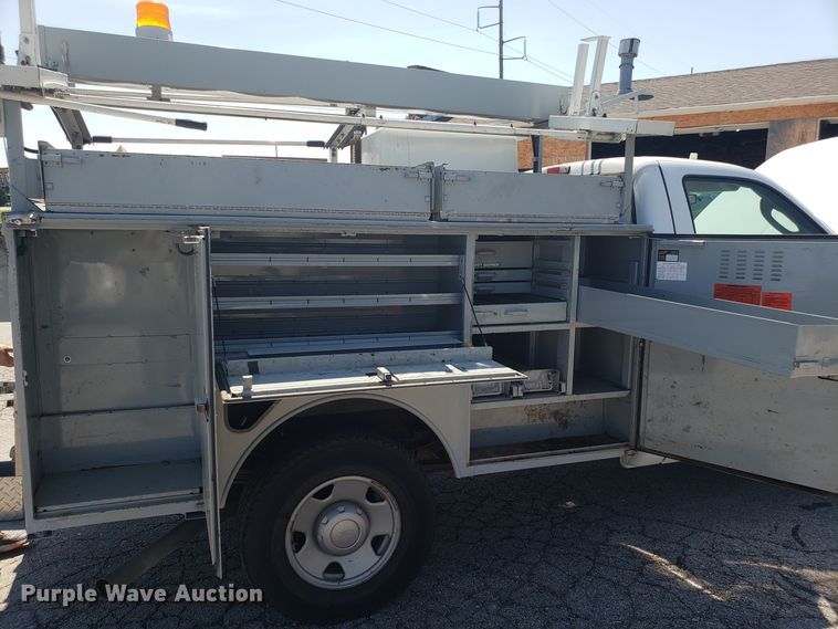 image for item ET9819 2006 Ford F350 Super Duty utility bed pickup truck