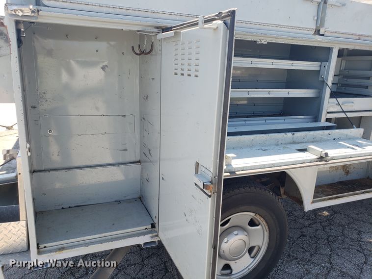 image for item ET9819 2006 Ford F350 Super Duty utility bed pickup truck