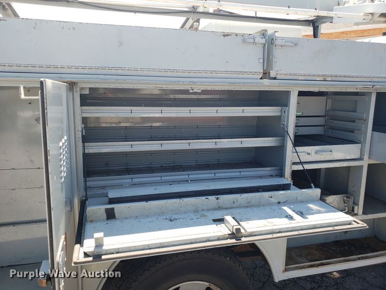 image for item ET9819 2006 Ford F350 Super Duty utility bed pickup truck