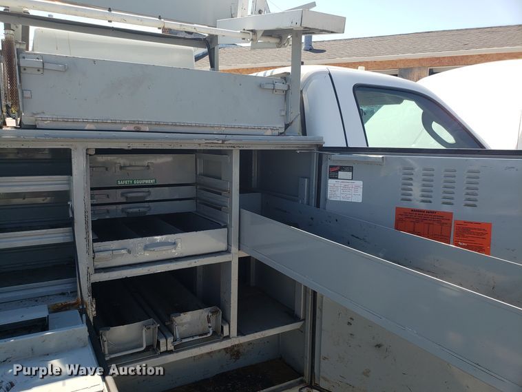 image for item ET9819 2006 Ford F350 Super Duty utility bed pickup truck