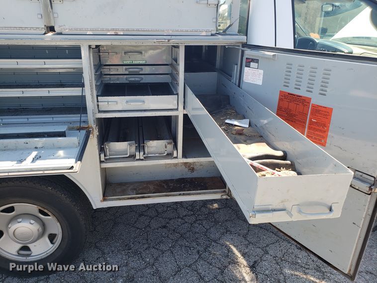 image for item ET9819 2006 Ford F350 Super Duty utility bed pickup truck