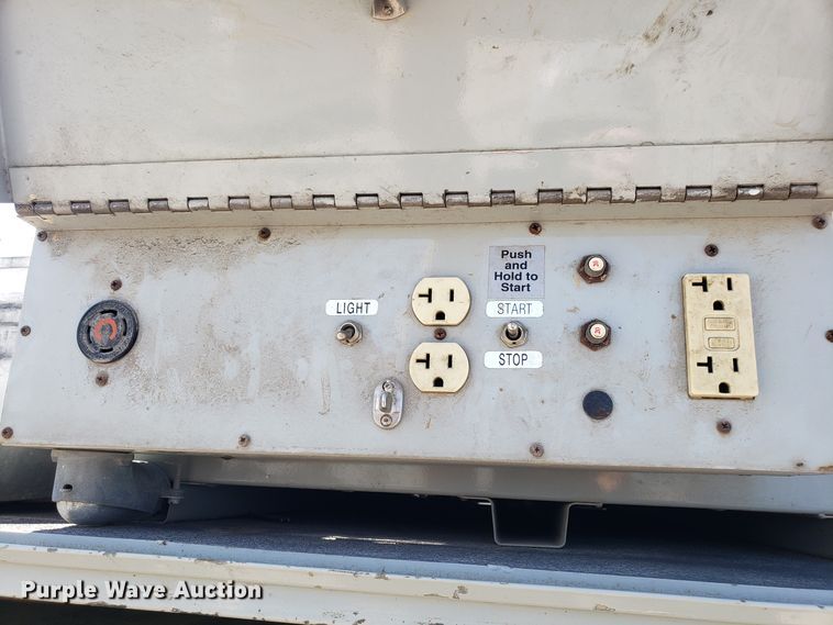 image for item ET9819 2006 Ford F350 Super Duty utility bed pickup truck