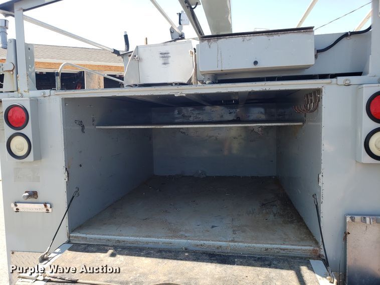 image for item ET9819 2006 Ford F350 Super Duty utility bed pickup truck