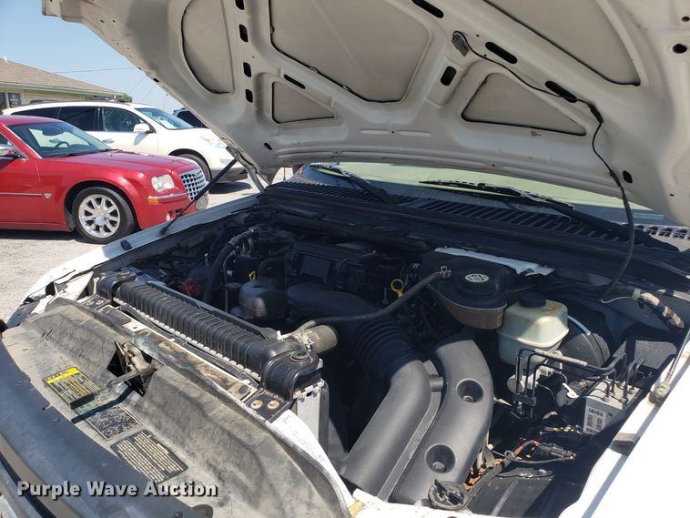 image for item ET9819 2006 Ford F350 Super Duty utility bed pickup truck