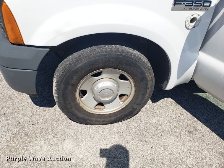 image for item ET9819 2006 Ford F350 Super Duty utility bed pickup truck