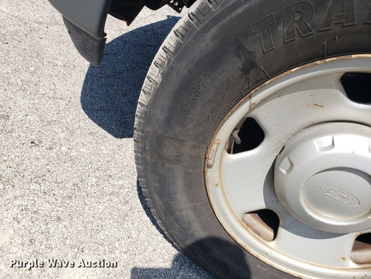 image for item ET9819 2006 Ford F350 Super Duty utility bed pickup truck