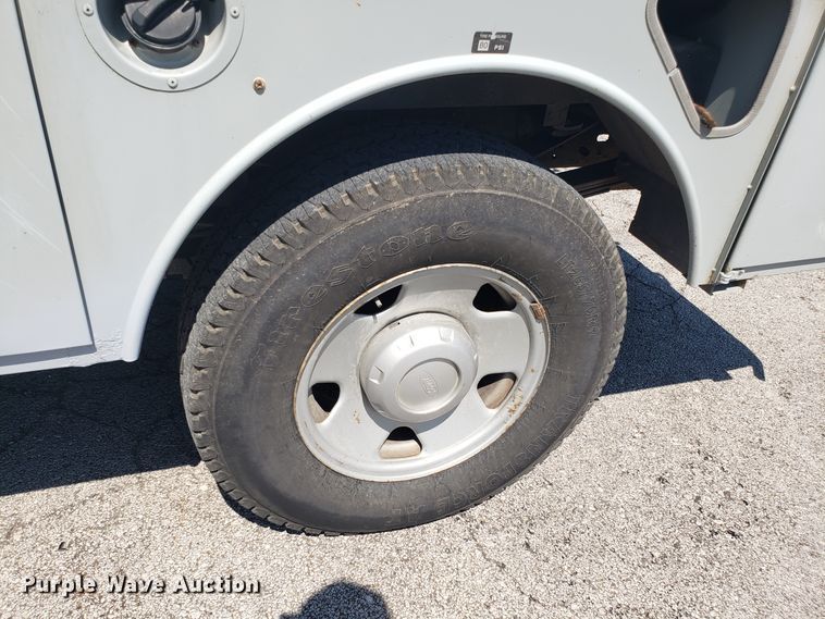 image for item ET9819 2006 Ford F350 Super Duty utility bed pickup truck