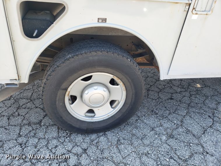 image for item ET9819 2006 Ford F350 Super Duty utility bed pickup truck