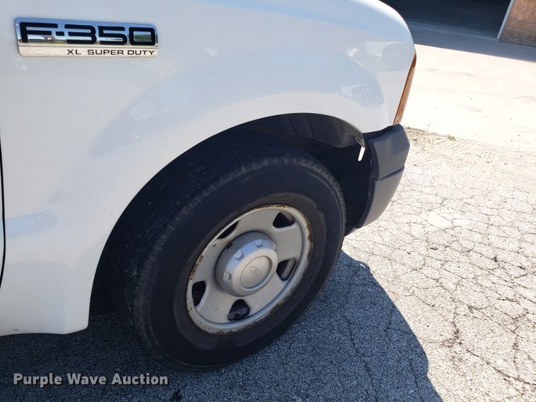 image for item ET9819 2006 Ford F350 Super Duty utility bed pickup truck