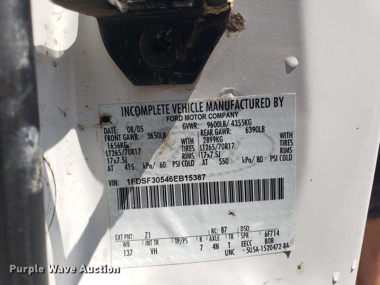 image for item ET9819 2006 Ford F350 Super Duty utility bed pickup truck