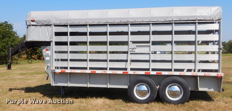 image for item FC9758 2003 Sundowner Sunlite livestock trailer