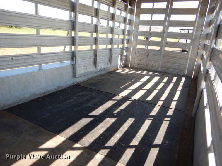 image for item FC9758 2003 Sundowner Sunlite livestock trailer