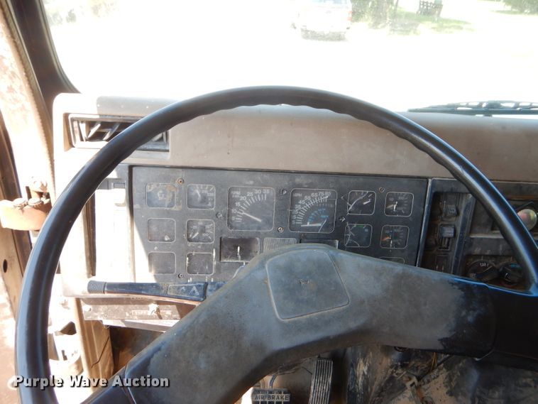 image for item FC9812 1992 International 4900 fuel truck