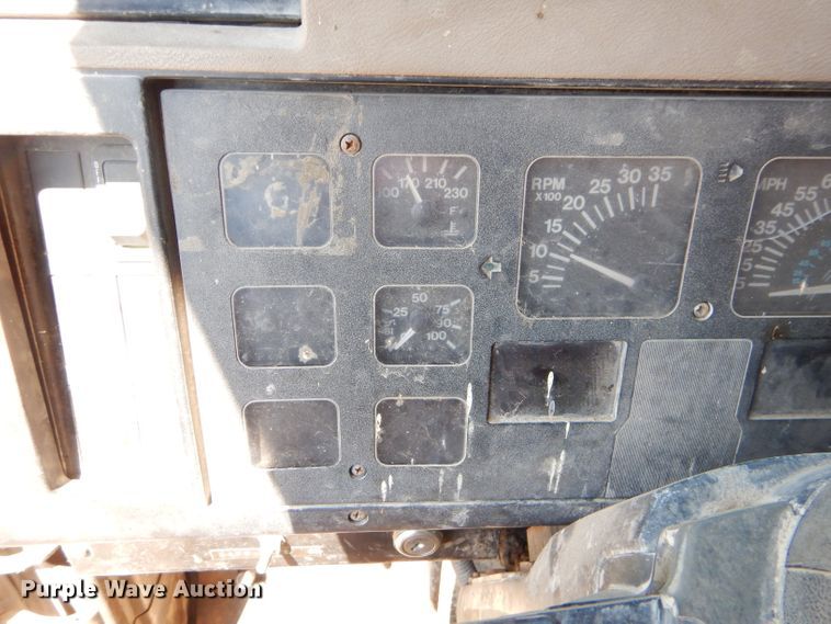image for item FC9812 1992 International 4900 fuel truck