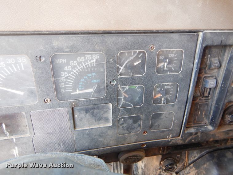 image for item FC9812 1992 International 4900 fuel truck