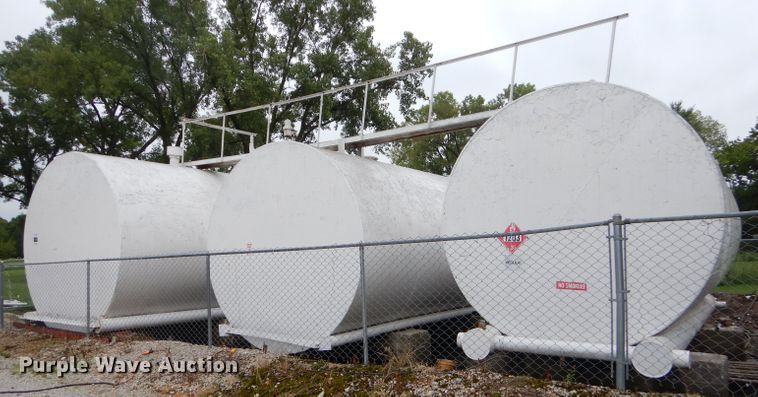 image for item FC9832 (3) fuel tanks