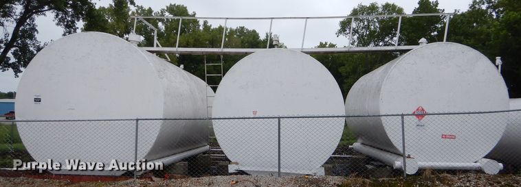 image for item FC9832 (3) fuel tanks