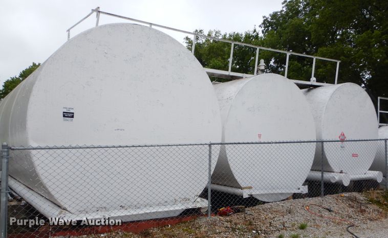 image for item FC9832 (3) fuel tanks