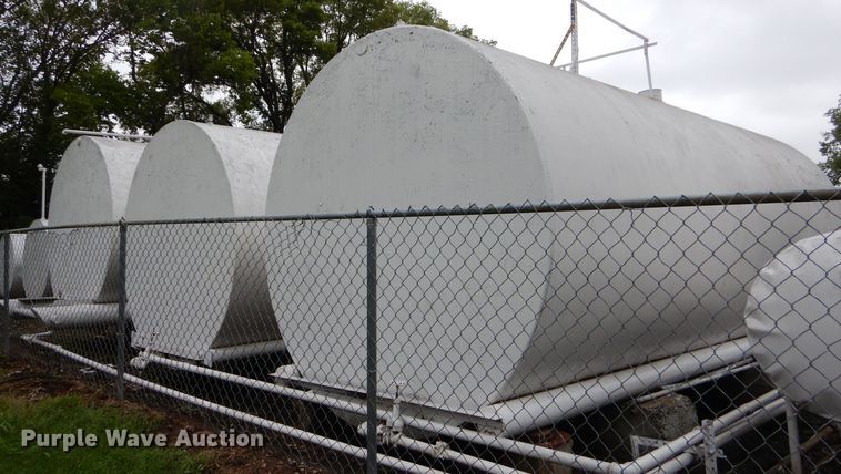 image for item FC9832 (3) fuel tanks