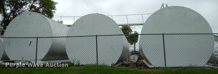 image for item FC9832 (3) fuel tanks