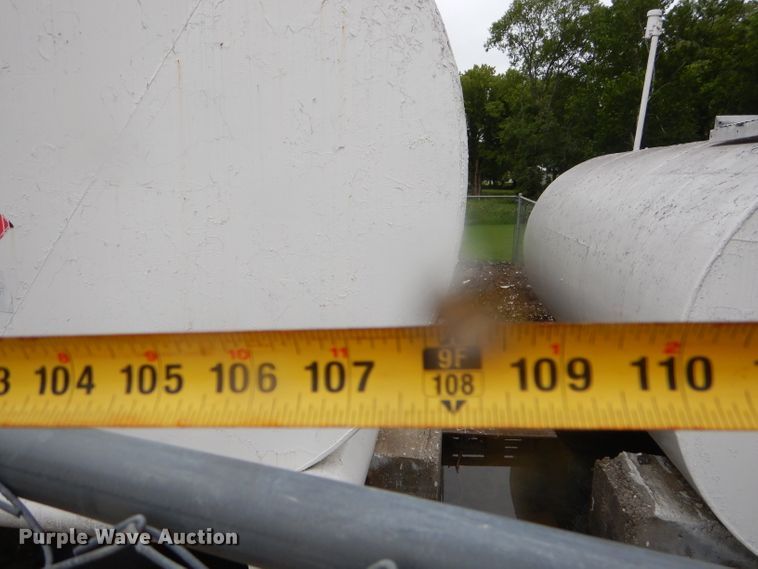 image for item FC9832 (3) fuel tanks