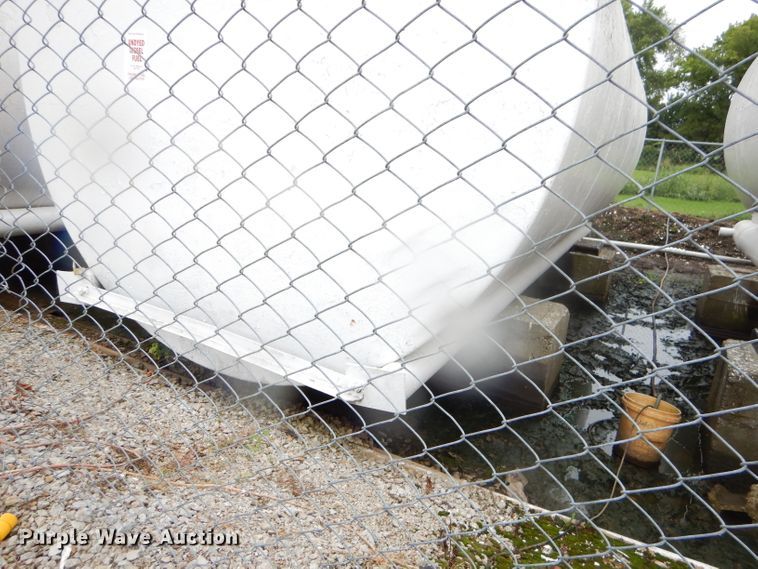 image for item FC9832 (3) fuel tanks